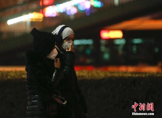 　　12月16日，北京民眾戴防霧霾口罩出行。北京將在當(dāng)日20時至21日24時啟動空氣重污染紅色預(yù)警。中新社記者 杜洋 攝
