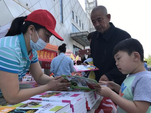 “迎書博.讀書好”文化惠民大篷車活動走進(jìn)保龍倉超市