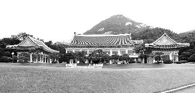 首爾中央政府大樓(左)與青瓦臺(右)。