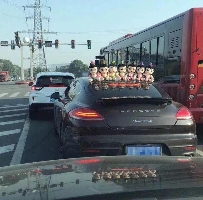 車主注意！車上貼了這種東西，引發(fā)事故要負(fù)全責(zé)