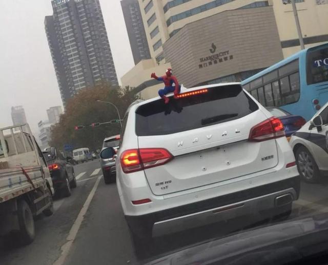 車主注意！車上貼了這種東西，引發(fā)事故要負(fù)全責(zé)