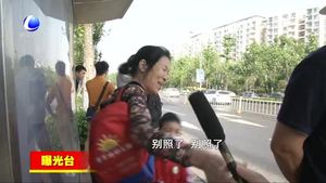 曝光臺：翻越護(hù)欄危險 文明只差幾步間