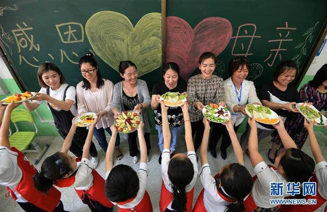5月10日，在河北省邯鄲市趙王小學開展的“感恩母親”主題活動中，學生將制作的水果拼盤送給媽媽。