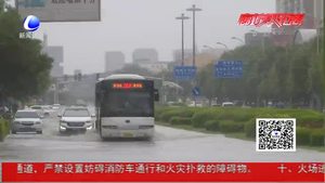 越野e族上演“最美逆行” 積水中救援拋錨車(chē)