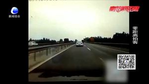 車(chē)主高速駕車(chē)遭遇車(chē)窗外拋物