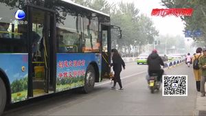 公交站僅立足之地 乘客上下車(chē)不便