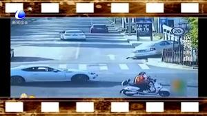 老人被壓車(chē)底 眾人出手相救