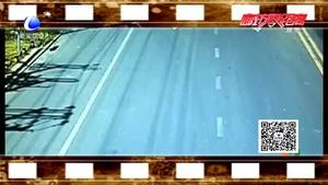 司機(jī)駕車開小差 老人橫穿馬路被撞