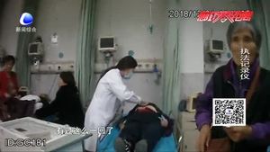 交警抱疾病老人乘警車就醫(yī) 家屬感動(dòng)致謝
