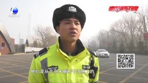 司機(jī)僥幸超員 交警及時(shí)制止