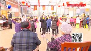 兒童手寫“?！弊炙屠夏旯?童真童趣問候老人安康