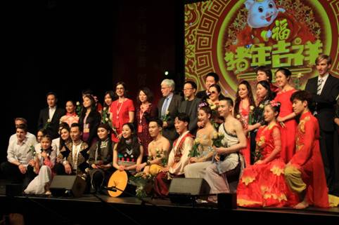 演職人員與嘉賓合影。（主辦方供圖）