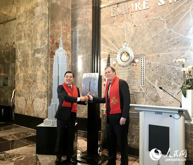 圖為中國駐紐約總領(lǐng)事黃屏與帝國大廈集團總裁兼首席運營官凱斯勒共同啟動紐約帝國大廈慶祝中國農(nóng)歷新年點燈儀式。李曉宏攝