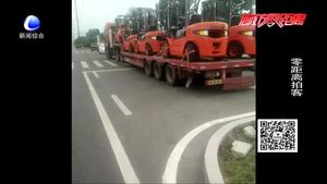 創(chuàng)業(yè)路上 大車(chē)“套”小車(chē)違停堵路