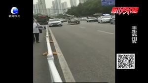 車(chē)流如織 一男子疑似醉酒橫躺路中央