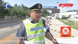 交警路政聯(lián)合執(zhí)法 查處超限超載貨車(chē)