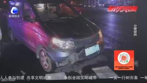 零距離·交通：兩少年逆行路上玩手機(jī) 危險(xiǎn)來臨毫無察覺