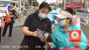 爭(zhēng)做文明騎手 交警開展有獎(jiǎng)問(wèn)答送頭盔宣傳活動(dòng)