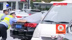 交警積極應(yīng)對(duì)雨后道路積水 保障周一早高峰交通安全有序