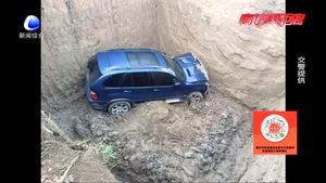 小汽車(chē)不慎“掉坑”遇險(xiǎn) 交警緊急救助