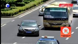 突遇前車(chē)變換車(chē)道 切記“讓速不讓道”