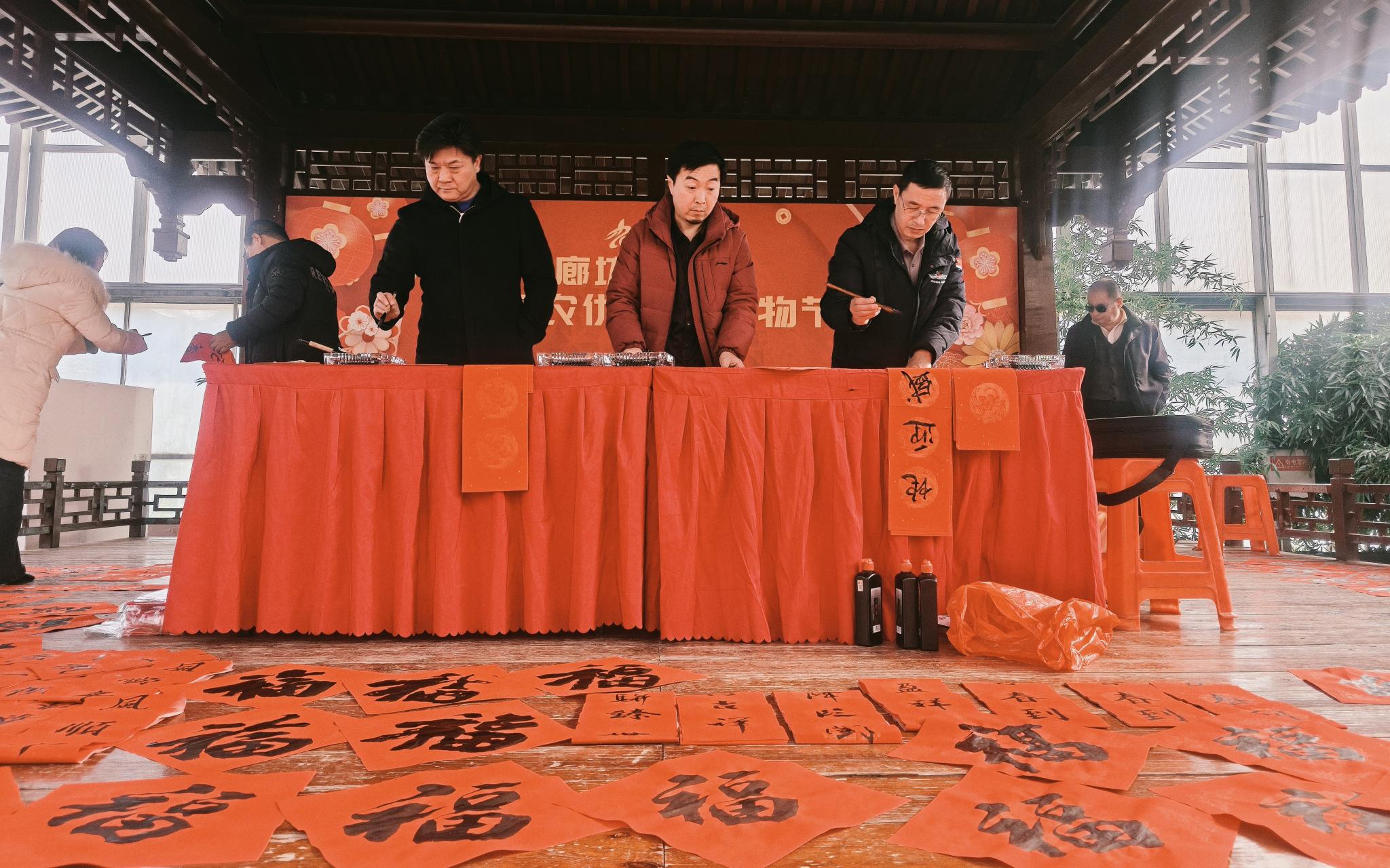 書法名家現(xiàn)場(chǎng)書寫、贈(zèng)送春聯(lián).jpg